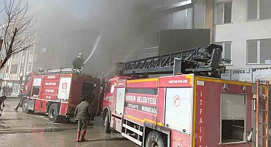 Üç katlı iş yerinde çıkan yangın paniğe neden oldu