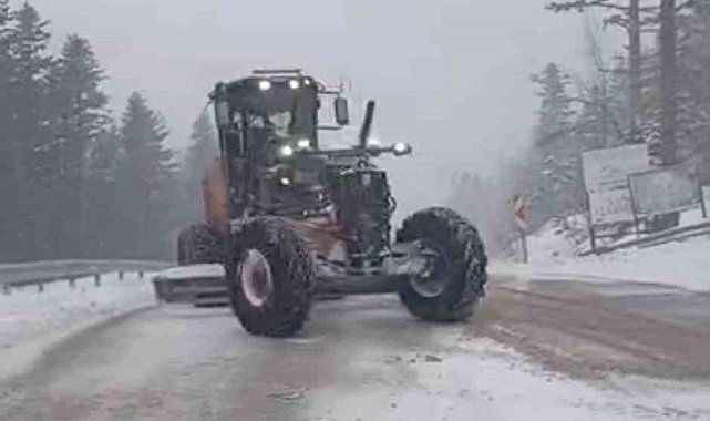 Uludağ'da bayramda kar sürprizi: Yollar beyaza büründü, ekipler seferber oldu
