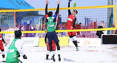 Uludağ'da kar voleybolu şöleni başladı