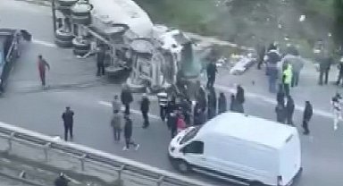 Ümraniye'de araca çarpan beton mikseri devrildi: 1 yaralı