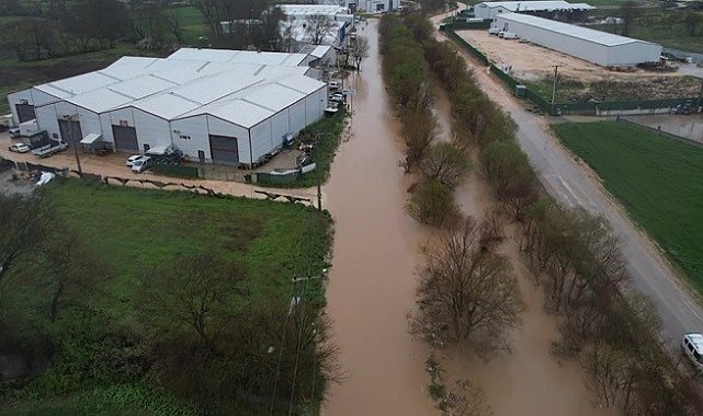 Ürünlü Deresi taştı, araçlar mahsur kaldı