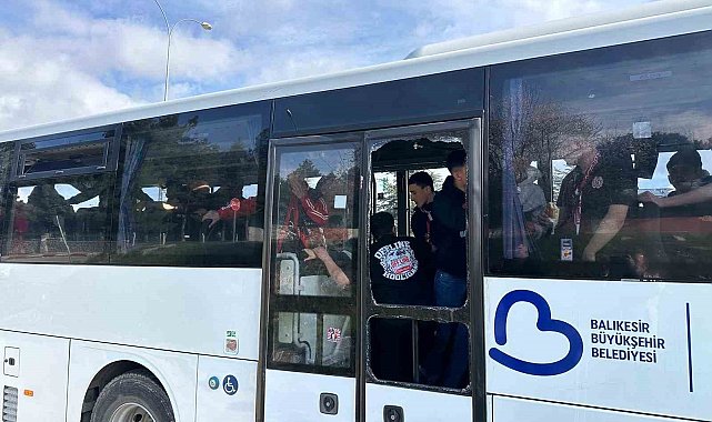 Uşak'ta Nev Sağlık Grubu Balıkesirspor'un taraftar otobüsüne taşlı saldırı