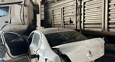 Uşak'ta otomobil ile tır çarpıştı: 1 yaralı