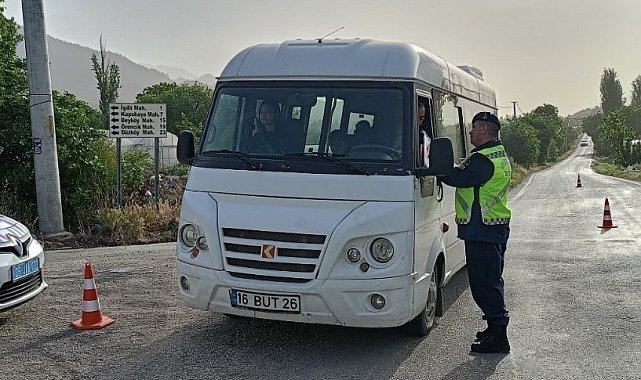 Uşak'ta polis ve jandarmadan okul çevreleri ve servislere sıkı denetim