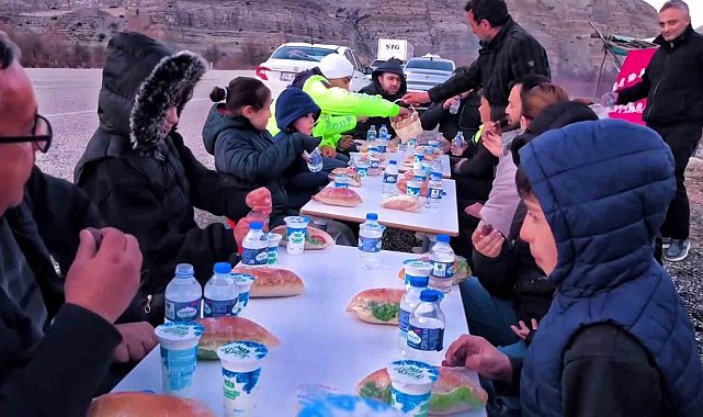 Uzundere'de "yolda iftar" geleneği: Öğrenciler ve öğretmenler yoldan geçen sürücülere iftarlık dağıttı