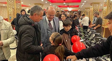 Uzunköprü'de 30 yetim ve öksüz çocuğa bisiklet sürprizi