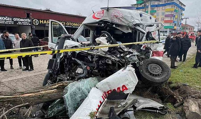 Vakaya giden ambulans kaza yaptı: 1 ölü, 3 yaralı