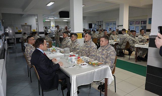 Vali Işın, orucunu Mehmetçiklerle açtı