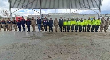 Vali Kalaylı uygulama noktasında güvenlik güçleri ve vatandaşlarla bayramlaştı