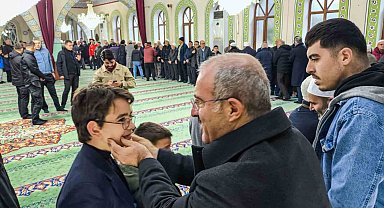 Vali Toraman, namaz sonrası vatandaşlarla bayramlaştı