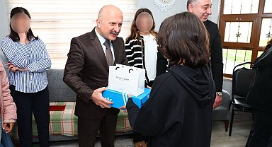 Vali Varol, çocuk evlerinde kalan çocuklara hediyelerini takdim etti