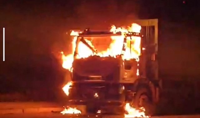 Van'da çöp kamyonu alev alev yandı