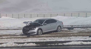 Van'da Kaymakamın bulunduğu otomobil kaza yaptı