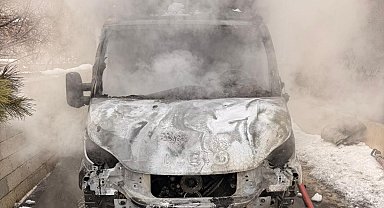 Van'da park halindeki kamyonet yandı