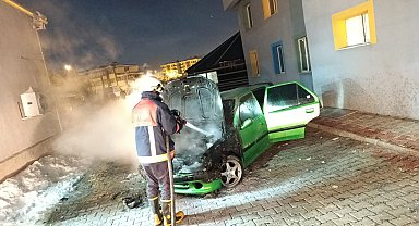 Van'da park halindeki otomobil yandı