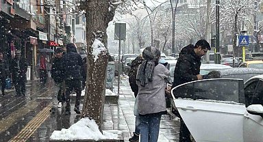Van'da yoğun kar yağışı etkisini sürdürüyor