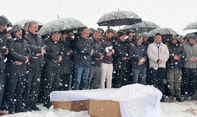 Van'daki kazada hayatını kaybeden aile yan yana defnedildi