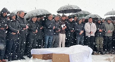 Van'daki kazada hayatını kaybeden aile yan yana defnedildi