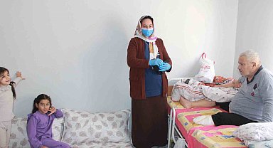 Vefakar gelin, 10 yıldır ayağı olmayan yatalak kayınpederine bakıyor