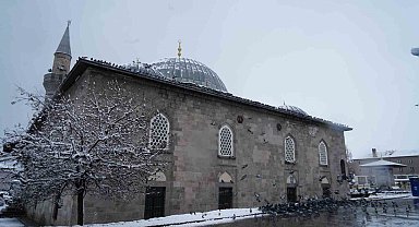 Yağmur, karla karışık yağmur ve yüksek kesimlerde kar yağışı var