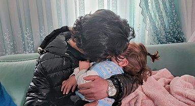 Yangından kurtardığı bebekle buluştu, duygusal anlar yaşandı