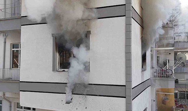 Yardım çağırmak için önce dışarı çıktı, çocuklarını kurtarmak için yanan eve yeniden girdi