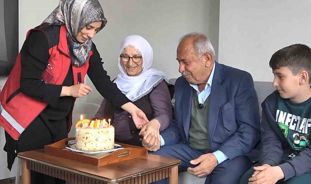 Yaşlı çift, çocukların getirdiği pasta ile Yaşlılar Haftası'nı kutladı
