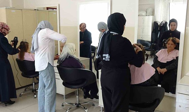 Yaşlılar hayatlarında ilk defa kuaförde bakım yaptırdı