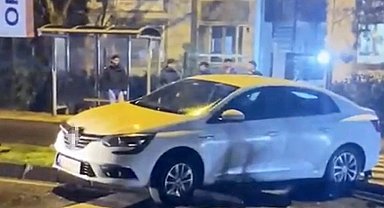 Yaya levhasına çarpan otomobil sürücüsü yaralandı