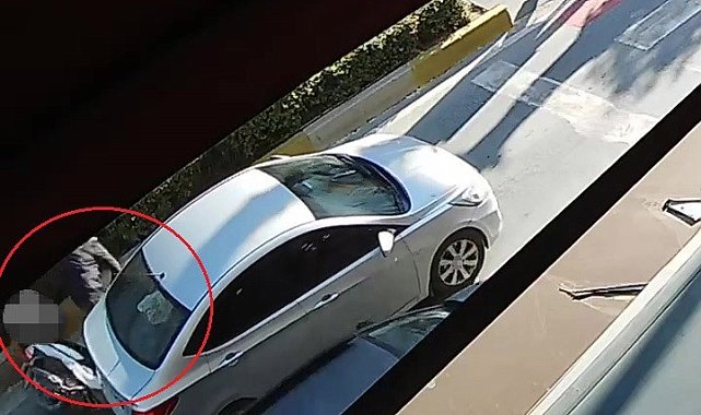 Yayaya yol vermek için duran otomobile arkadan çarptı o anlar güvenlik kamerasında
