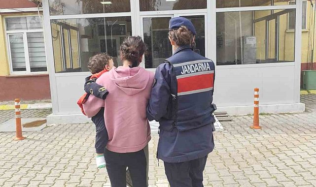 Yedi ayrı suçtan aranıyordu, kucağında bebeğiyle hapse girdi