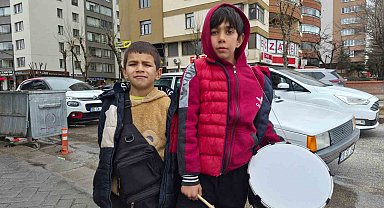 Yeğeniyle birlikte bayram harçlığı toplayan küçük davulcu