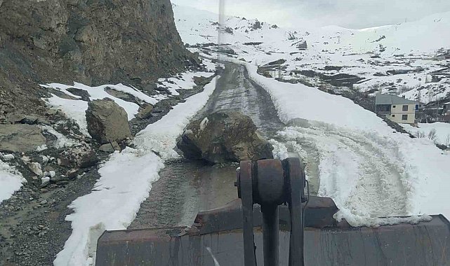 Yeni Mahalle yoluna düşen kayalar temizlendi