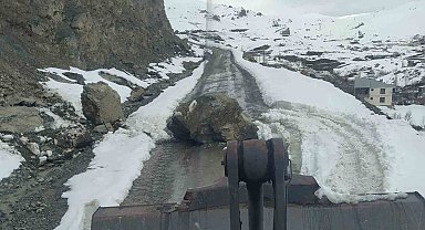 Yeni Mahalle yoluna düşen kayalar temizlendi