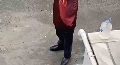 Yerde gördü, öperek yerine astı: İzleyenler duygulandı