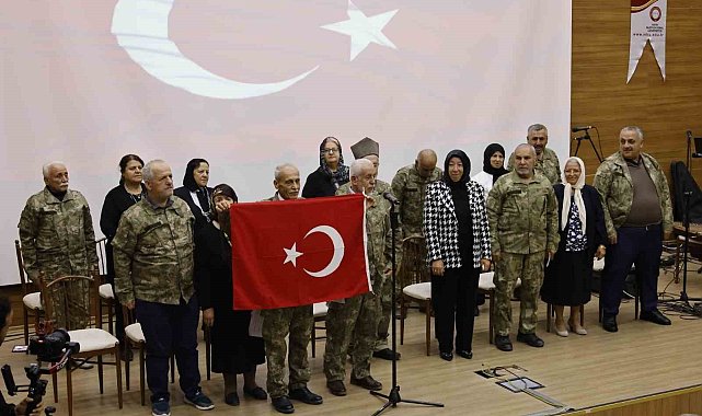 Yıllar sonra yeniden kamuflaj giyen yaşlılar, şiir okuyup duygu dolu anlar yaşadılar
