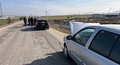 Yol üzerindeki kalas parçası kazaya sebep oldu, 2 yaralı