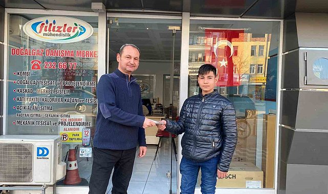Yola savrulan parasını toplayan esnafı yapılan haberlerde görüp parasını teslim aldı