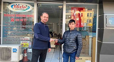 Yola savrulan parasını toplayan esnafı yapılan haberlerde görüp parasını teslim aldı