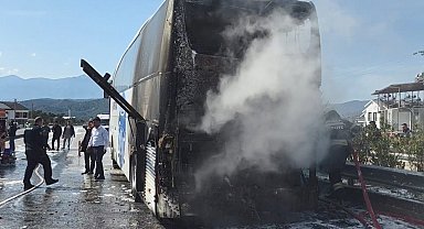 Yolcu otobüsü yandı, bagajdaki 3 tavuk telef oldu