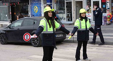 Yozgat'ta öğrenciler trafiğe yön verdi
