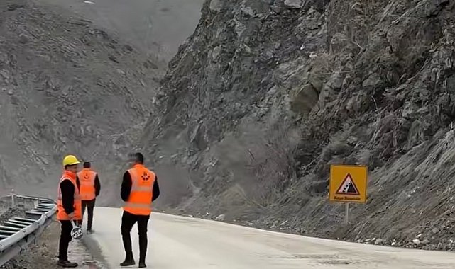 Yüksekova yolu heyelan riski nedeniyle gece trafiğe kapatılacak