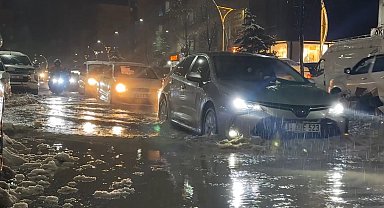 Yüksekova'da caddeler göle döndü, otomobiller adeta suda yüzdü