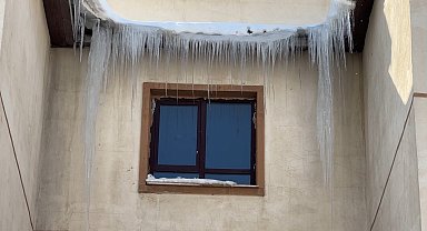 Yüksekova'da dondurucu soğuklar: Buz sarkıtlarının boyu 1 metreyi aştı
