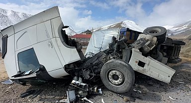 Yüksekova'da İran plakalı tır devrildi: 1 yaralı