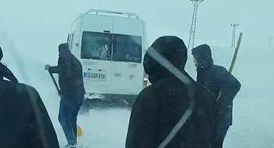 Yüksekova'da tipide yolda mahsur kalan vatandaşlar kurtarıldı
