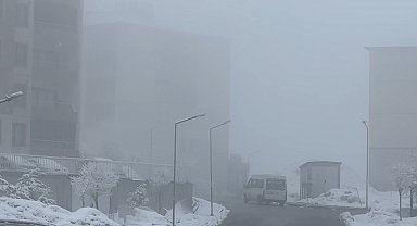 Yüksekova'da yoğun sis seyirlik görüntüler oluşturdu