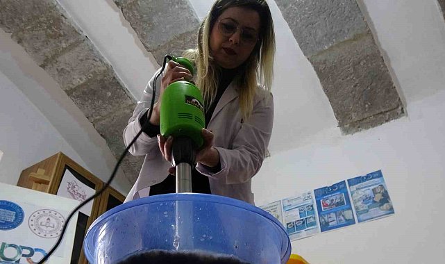 Yumurta kolilerinden el yapımı kağıt üretiyorlar