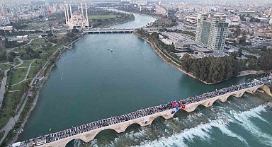 Yüreğir Belediyesi tarihi Taşköprü'de halk iftarı düzenledi