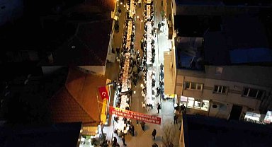 Yüzlerce metre uzayan sofrada 4 bin 500 kişi iftar yaptı